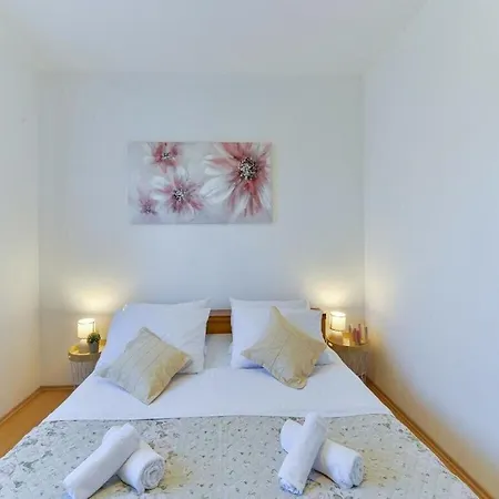 House Antonia With Pool Holiday home