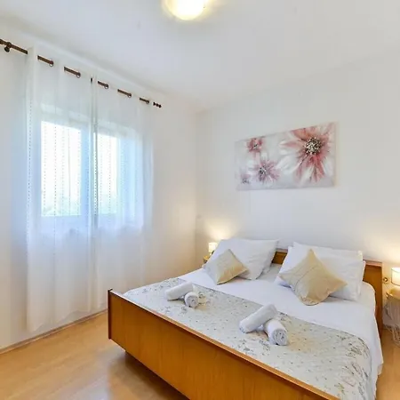House Antonia With Pool Holiday home Sukosan