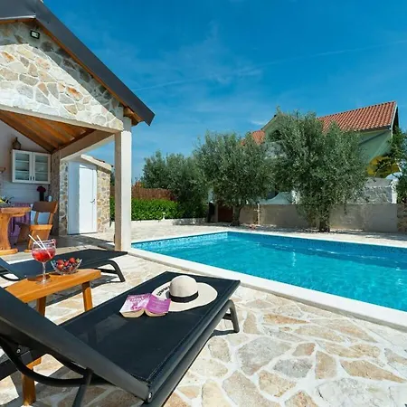 House Antonia With Pool Holiday home