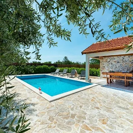House Antonia With Pool