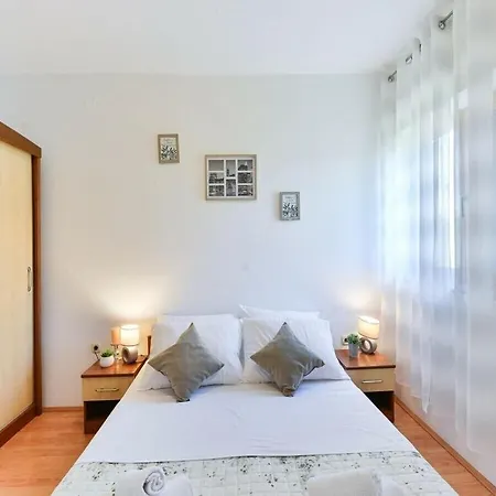 House Antonia With Pool Holiday home