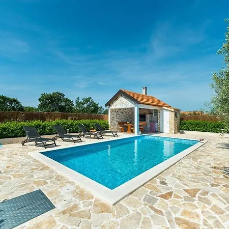 House Antonia With Pool